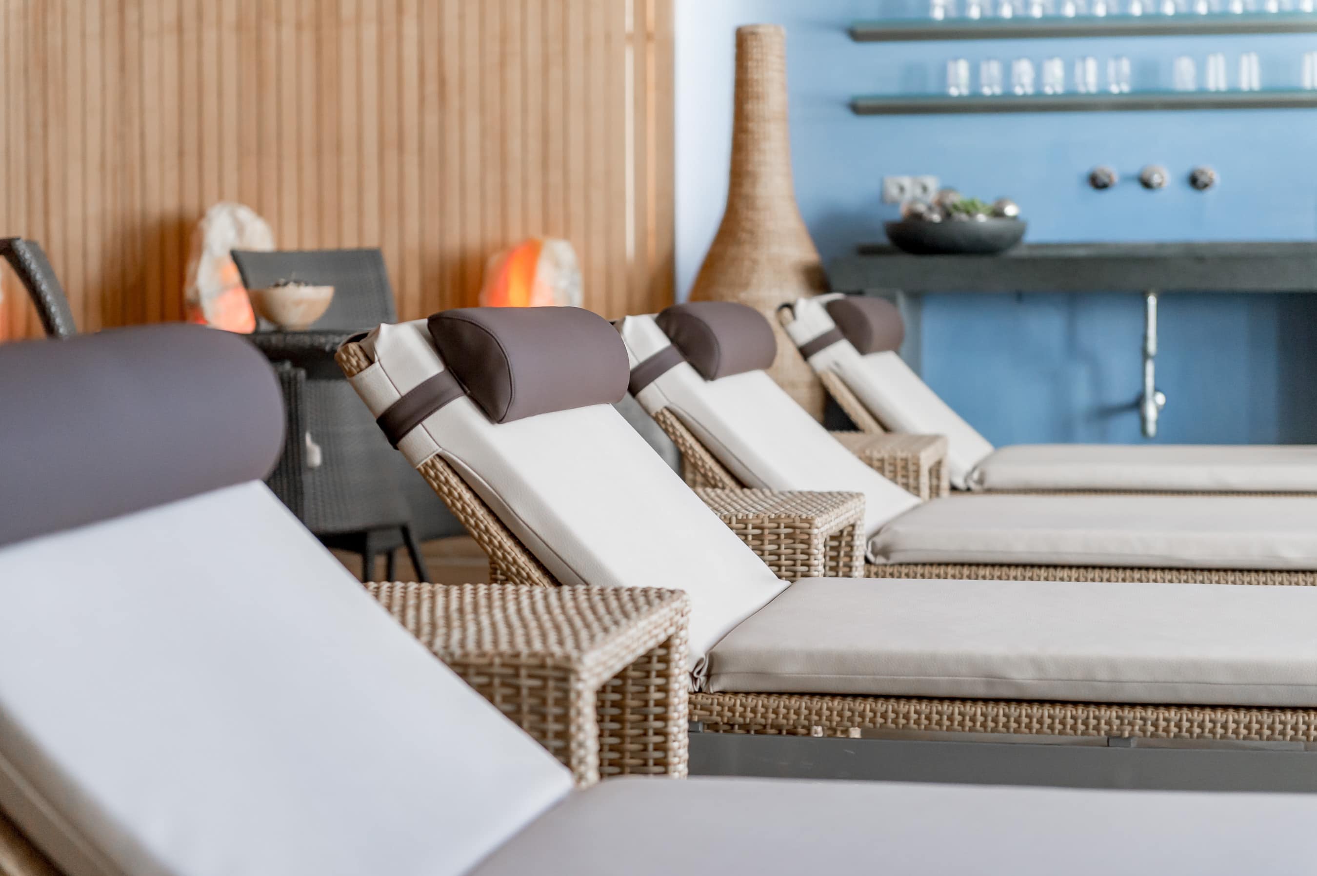 wellness-streifen-home 3 wellness ruheraum liegen1